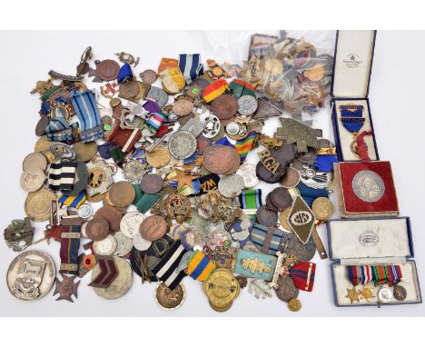 Approx 175 various medallions, medals badges etc including: Lusitania medallion (British issue) VF, 6 cap/glengarry badges R.
