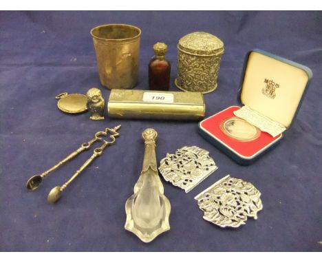 A collection of small silver and white metal wares, to include plain beaker (Chester 1893 by SS), a pair of Victorian silver 