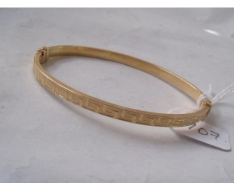 A hinged gold bangle engraved with a  Greek key pattern 3.5g      
