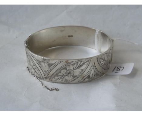 A floral engraved silver hinged bangle 30g    