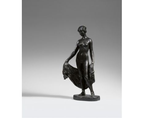 Fritz Klimsch, Mädchen mit TuchBronze. Höhe 80,5 cm. Auf der mitgegossenen Plinthe rückseitig signiert 'F. Klimsch' und daneb