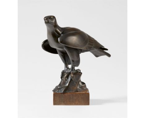 Heinrich Drake, AdlerBronze. Höhe 25 cm. Auf Holzsockel (4 x 11,7 x 12,2 cm) montiert. Rückseitig auf dem Felsen monogrammier