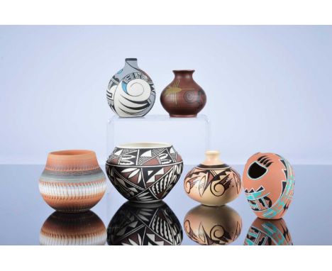 Six modern South American ceramic items, most probably from New Mexico, including a pot marked DSA Acoma. NM, 11cm high and 1