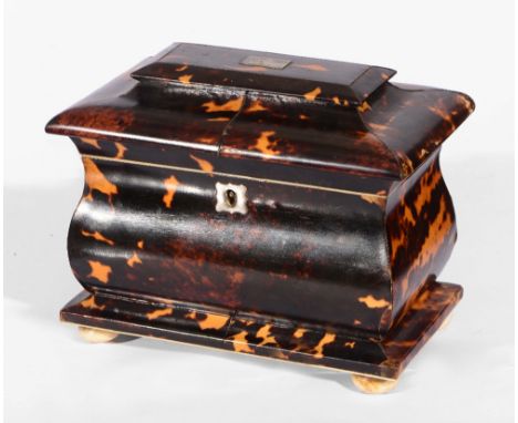 A GEORGIAN STYLE SIMULATED TORTOISESHELL TEA CADDY with ball feet and white metal inserts, 19cm wide