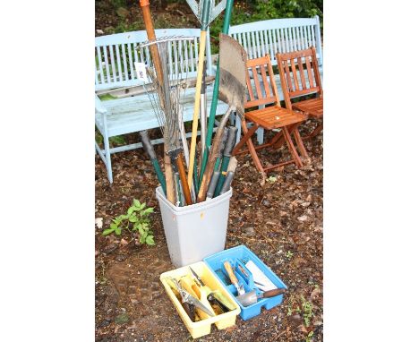 A QUANTITY OF GARDEN TOOLS