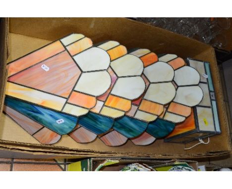 A SET OF FOUR DECO STYLE WALL LIGHT SHADES AND A MATCHING CEILING LIGHT (5)