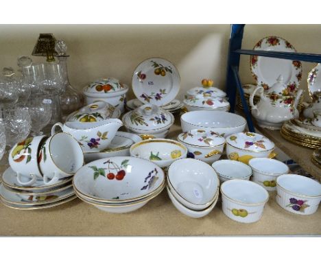 ROYAL WORCESTER 'EVESHAM' PATTERN TABLE/OVEN WARES, to include tureens, avocado dishes, ramekins, gravy boat and bowls etc (o