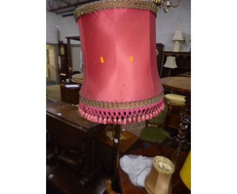 AN EARLY 20TH CENTURY BRASS STANDARD LAMP, with shade