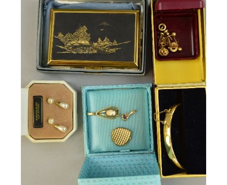 A MIXED LOT OF JEWELLERY, to include rolled gold bangle, mixed lot of earrings and a compact