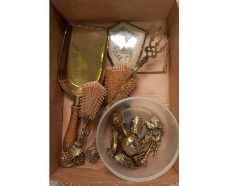 CARTON OF MISC BRASS ITEMS INCL; TOASTING FORK, CRUMB SCOOP, HAIRBRUSH SET &amp; OTHER SMALL BRASS ITEMS