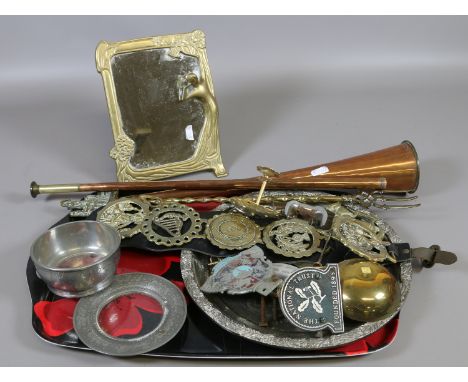 A small quantity of metalwares to include hunting horn, horse brass, pewter, badges etc.