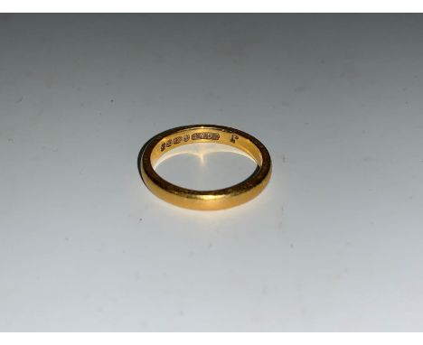 A 22 carat gold wedding ring 