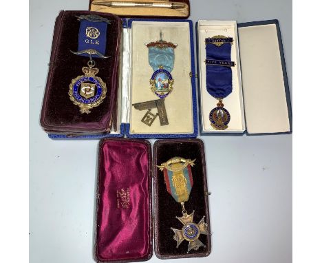 A hallmarked silver gilt and enamel masonic jewel; 2 Buffalo medallions; a yard o'led propelling pencil 