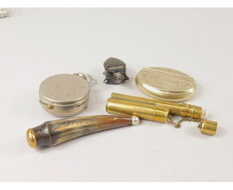 An early 20thC polished horn novelty snuff box, in the form of a tortoise with articulated back, 5cm wide, a Victorian plated