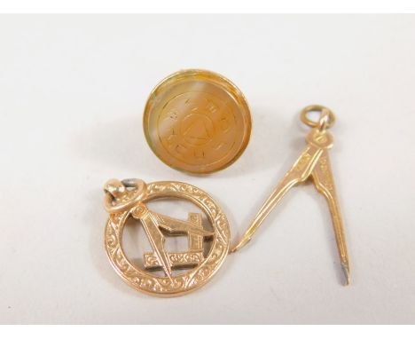 Three Masonic related charms, a 9ct gold circular pendant, a 9ct gold and agate seal and a compass fob (AF), 9.5grams all in