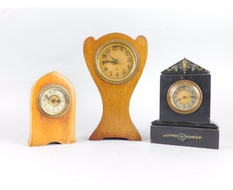 An Edwardian mahogany cased mantel clock, the 8cm dial fitted in a heart shaped case, partially inlaid, a miniature black sla