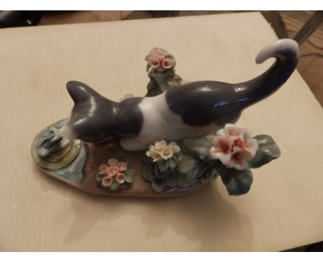 A boxed Lladro cat with flowers