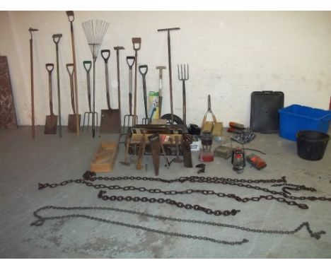 A SELECTION OF GARDEN TOOLS, PARAFIN LAMPS, HEAVY DUTY CHAINS, OLD DIY TOOLS AND AN AMMO STORAGE BOX