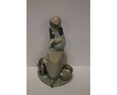 A LLADRO FIGURINE OF A GIRL AND LAMB