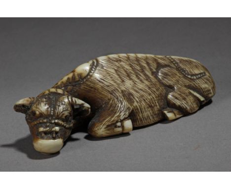 An early 19th century Japanese netsuke from Edo period. Signed Tomotada. In carved ivory portraying an ox with horn eyes, lyi