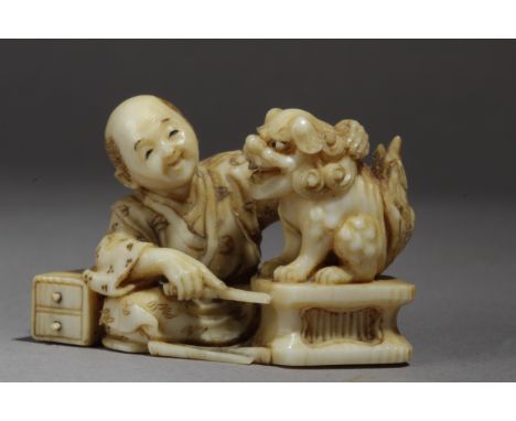 A late 19th century Japanese netsuke from Meiji period. Signed Mitsuo. In carved elephant ivory portraying a Japanese costumb