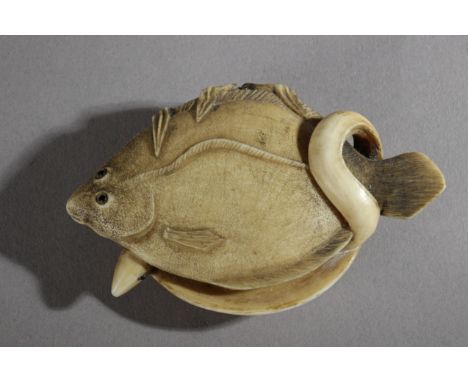 A late 19th century Japanese netsuke from Meiji period. Not signed. In carved ivory portraying a sole and an eel with horn ey