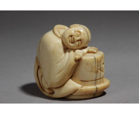 An 18th century Japanese netsuke from Edo period. Not signed. In carved elephant ivory depicting 'Itakura Shigemune', a judge