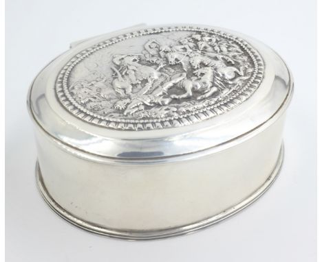 Silver table snuff box, embossed equestrian soldiers battle scene by Pairpoint Brothers London 1916 diameter 11cm, 8oz   Cond