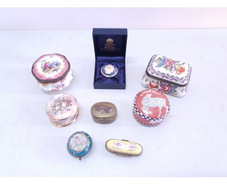A collection of pill boxes to include Blue glass, and Royal Worcester. No condition report on this lot, Please View.