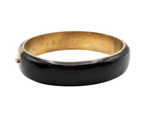 A BLACK ENAMEL MOURNING BANGLE, CIRCA 1881Of hinged design with black enamel to the exterior, the polished interior inscribed