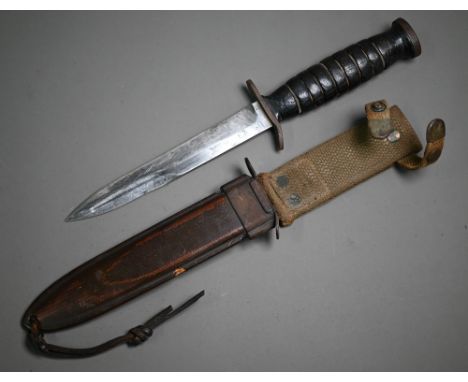 A United States M3 fighting dagger, the 16 cm blade with hardwood grip (no wiring) in M8Al scabbard and frog  