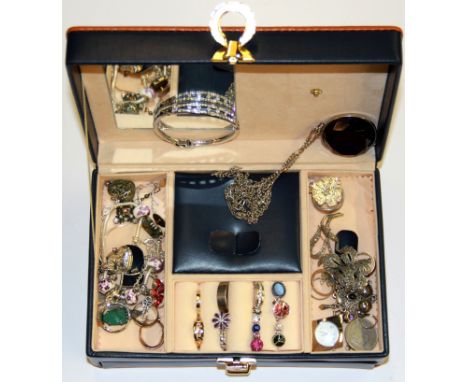 A jewellery box and contents.