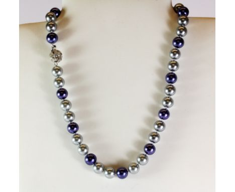 A grey and blue pearl necklace, L. 40cm.