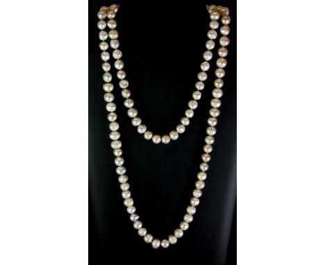 A large pink pearl necklace, L. 120cm.