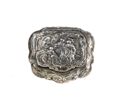 CONTINENTAL SILVER SNUFF BOX CHESTER IMPORT MARKS of shaped form, the hinged cover embossed with Classical scene9cm wideQty: 