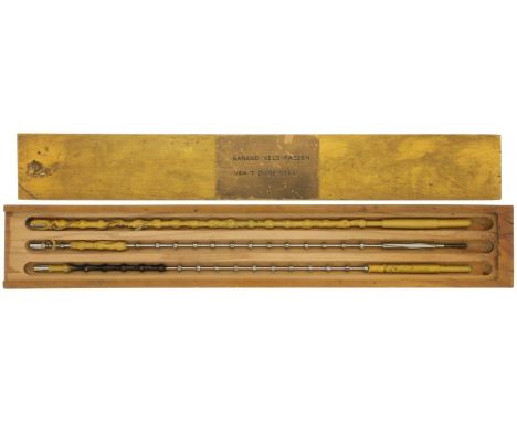  Holzkasten mit Schubdeckel, beschriftet "Garand Feld-Frezen van t oude Stel", enthaltend: 3 Räumnadeln/Laufziehwerkzeuge zum