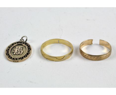 An Egyptian yellow gold ring, with original hallmarks and stamped 750, 3g, together with a broken 9ct gold ring and a Chinese