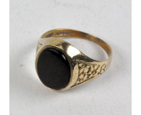 A gents 9ct gold signed ring, UK ring size T, 4g.