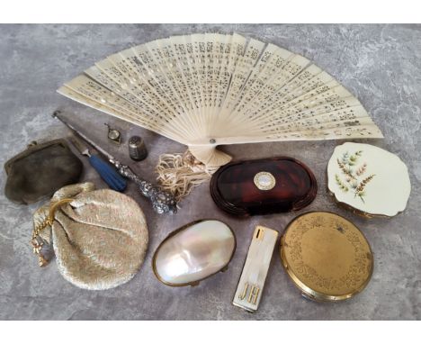 Bijouterie - a Charles Horner Dorcas thimble, Stratton compact; Victorian silver button hook; coin purse; shell purse; bone f