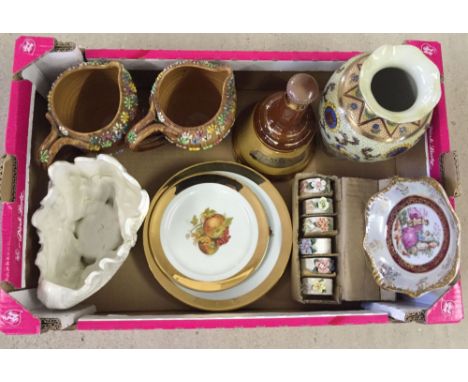 A box of ceramics to inlcude: 6 floral napkin rings, a pair of italian ceramic jugs and an oriental style vase.