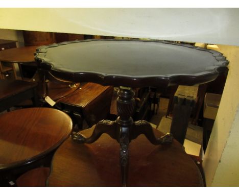 Good quality reproduction mahogany pedestal coffee table, the shaped moulded tilt top above a wrythen turned column support a