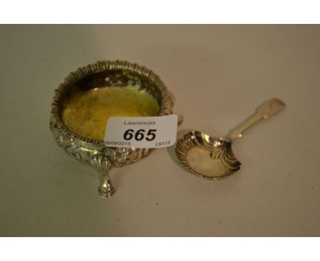 Late Georgian silver caddy spoon with shell form bowl and Fiddle pattern handle, together with a Victorian silver open salt