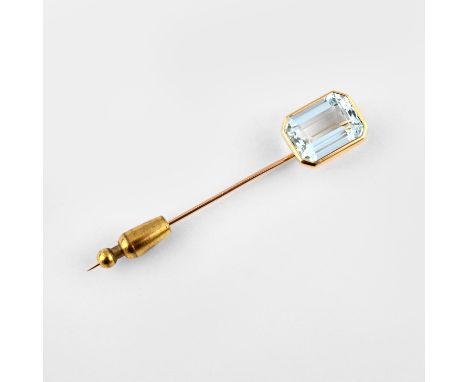 mounted with a step-cut aquamarine in 18ct gold. ** No obvious damage or repair.