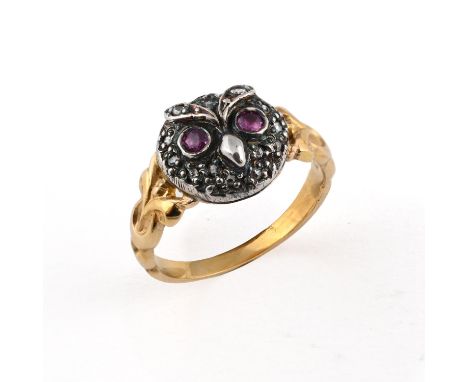 set overall with circular-cut diamonds, with ruby eyes, in gold. Size M. ** with some wear.