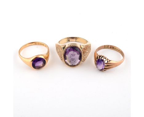 mounted with an oval-shaped amethyst engraved with initials, with foliate decoration to each shoulder, in yellow gold, 9.0 gr