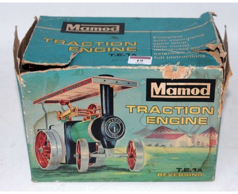 A Mamod TE1A reversing traction engine in earlier blue picture box, some scuffs to paintwork on roof