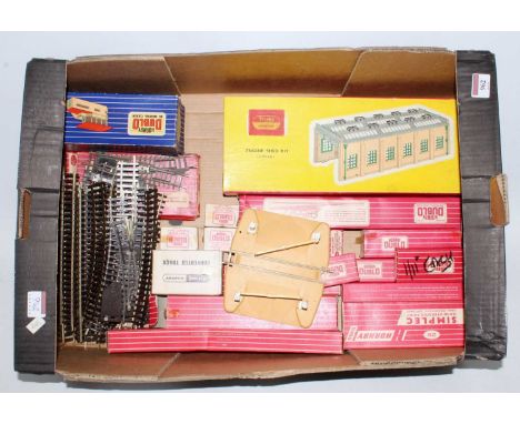 Tray containing 5005 plastic 2-road engine shed, Triang Hornby label on box, some fixing lugs broken (F-BG), D1 signal cabin 