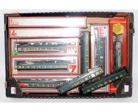 7 boxed BR blue/grey coaches by Lima and Hornby (G-BG), a further loose coach and blue/grey motor coach and centre coach of a