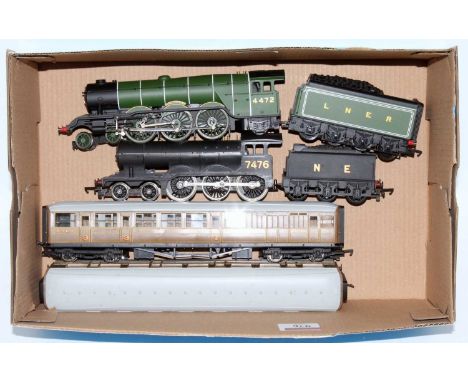 LNER selection, Hornby later series 'Flying Scotsman' and 2 earlier series Gresley teak coaches with grey roofs (G) and NE bl