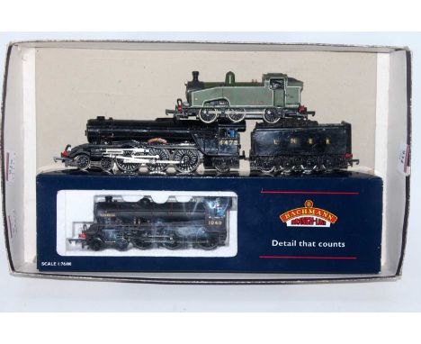 A Bachmann Class B1 4-6-0 in LNER black No. 1040 'Roedeer' (VG,BG), a Triang-Hornby R850 Class A3 4-6-2 No. 4472 'Flying Scot